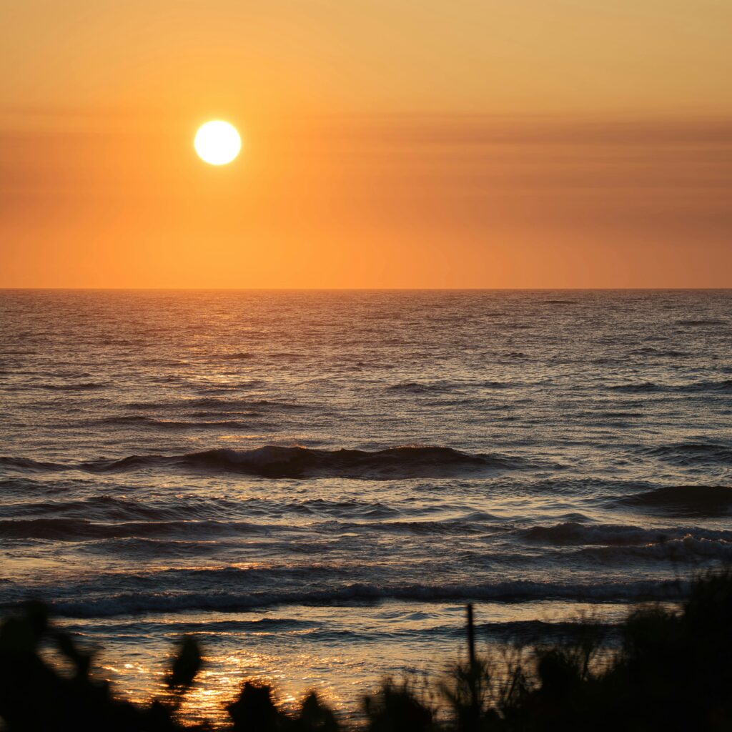 Captivating ocean sunset showcasing vibrant golden hues and tranquil waves.